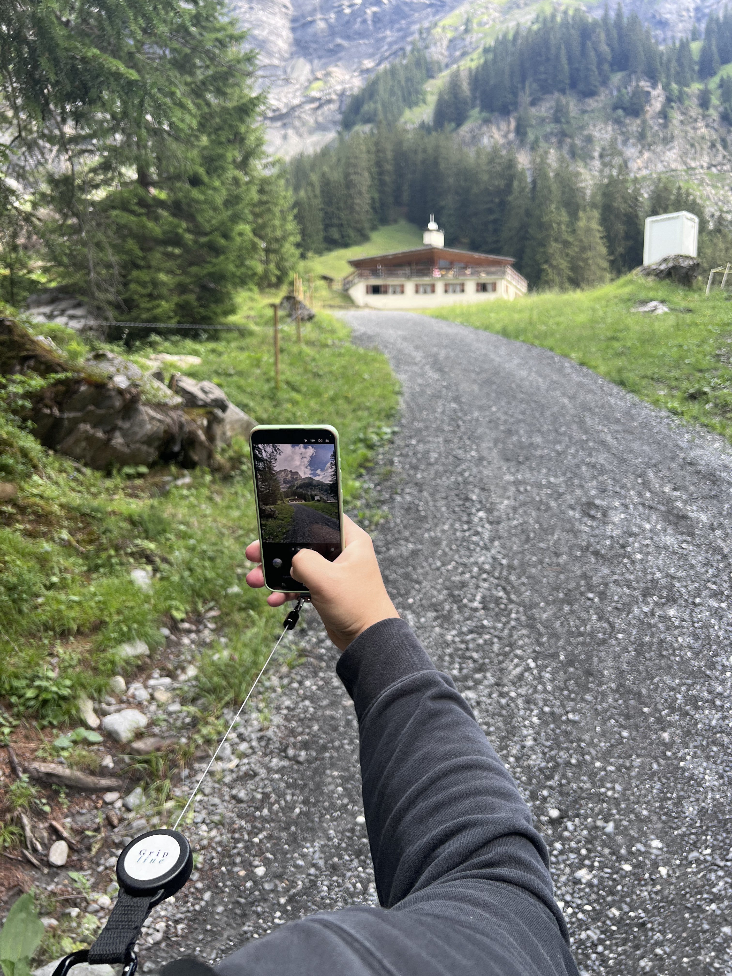 Gripline en action — téléphone sécurisé pendant une balade vélo en montagne suisse